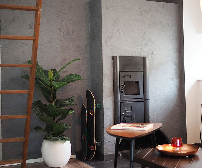 Kreativ-Effekt: Beton-Optik Betongrau In Beton-Optik gestaltete Wand im Wohnzimmer