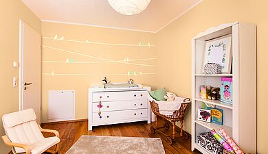 AF019883_FFR_Kinderzimmer_Seesternorange_Eisbaerweiss_Kolibrigruen_171.jpg Kinderzimmer Makeover: Naturtöne und Singvögel für die Wohlfühloase - Alpina Farben