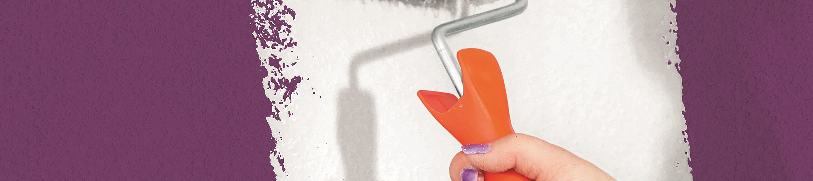 Weiße Farbe mit Farbroller auf Wand auftragen