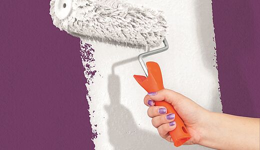 Weiße Farbe mit Farbroller auf Wand auftragen  Was ist eine gute Wandfarbe?