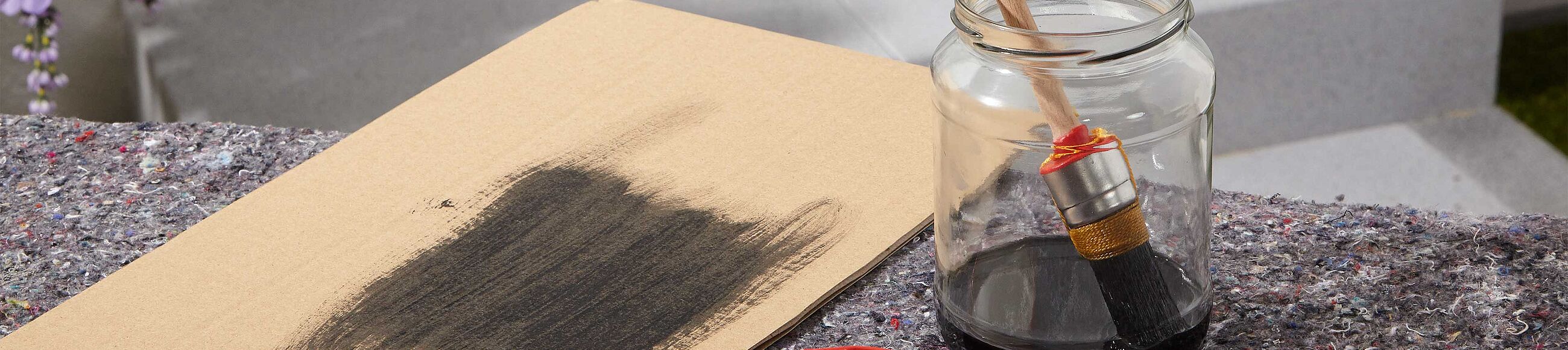Ein Pinsel in einem Glas mit Pinselreiniger